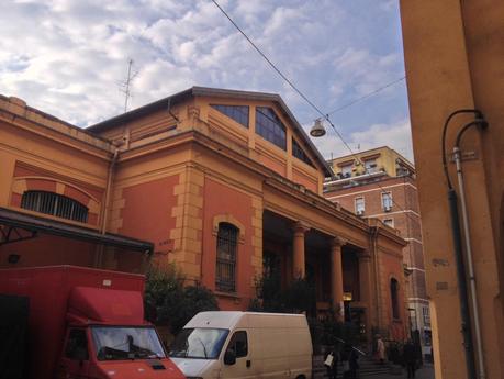 Come riqualificare i mercati rionali? Qualcuno compri a Marta Leonori un biglietto del Frecciarossa per andare a Bologna al Mercato delle Erbe