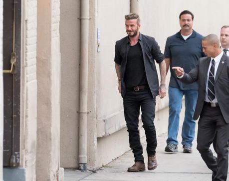 David Beckham vestiti neri 001 800x630 David Beckham è casuale in abito nero per Jimmy Kimmel Live!  Visita
