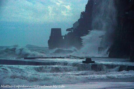 OGGI a POSITANO: furiosa mareggiata