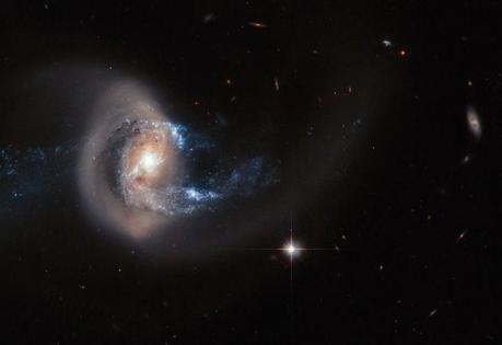 NGC 7714 is a spiral galaxy 100 million light-years from Earth — a relatively close neighbour in cosmic terms. La galassia a spirale NGC 7714 a 100 milioni di anni luce dalla Terra: è la protagonista di un violento scontro con la sua piccola compagna NGC 7715, in alto nell'immagine. Credit: ESA, NASA, A. Gal-Yam (Weizmann Institute of Science)