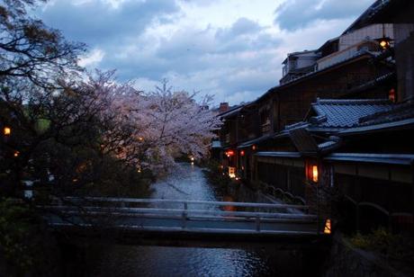 Shinbashi al crepuscolo (foto di Patrick Colgan, 2014)