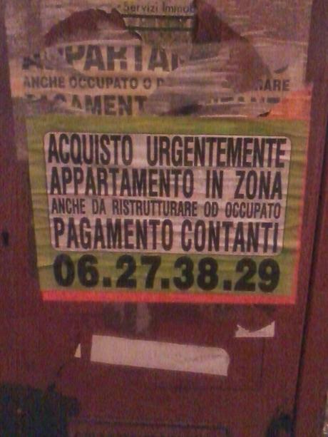 Segnalo questi cartelli rossi abusivi dal 2012 e nessuno fa niente. Le agenzie immobiliari truffaldine che incartano il territorio di affissioni illegali