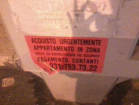 Segnalo questi cartelli rossi abusivi dal 2012 e nessuno fa niente. Le agenzie immobiliari truffaldine che incartano il territorio di affissioni illegali