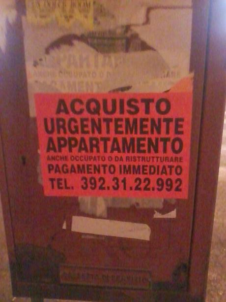 Segnalo questi cartelli rossi abusivi dal 2012 e nessuno fa niente. Le agenzie immobiliari truffaldine che incartano il territorio di affissioni illegali