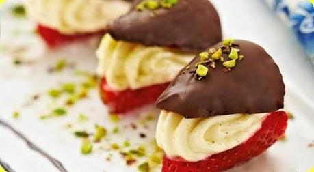 Fragole con cioccolato fondente e mousse di mascarpone e pistacchi