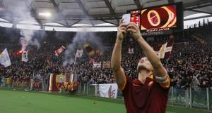 Francesco Totti, dopo il 2-2 nel derby Roma-Lazio, si scatta il selfie (news.yahoo.com)