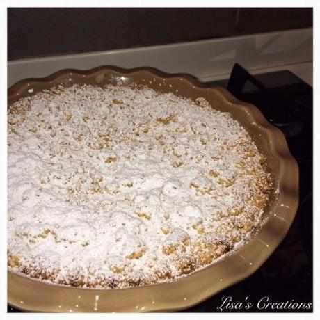 Torta sbriciolata agli amaretti con marmellata di fragole e fragoline di bosco