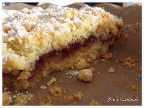 Torta sbriciolata agli amaretti con marmellata di fragole e fragoline di bosco