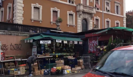 Video. Il mercato più brutto e fatiscente della Capitale. A Via Portuense cose che i romani considerano normalità