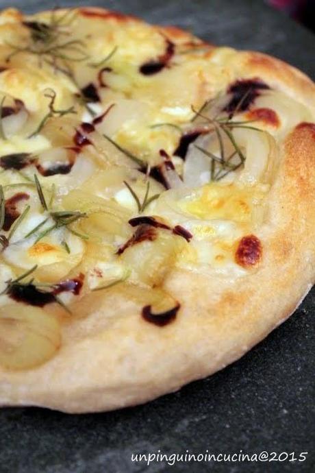 Pizza con cipolle dorate, bitto e rosmarino