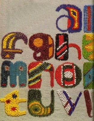 Ricamare un alfabeto di perline colorate
