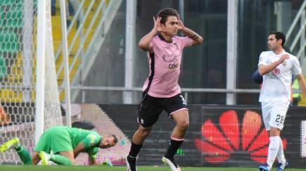 Paulo Dybala, 21 anni, festeggia il gol dell'1-1 per il Palermo. Ansa