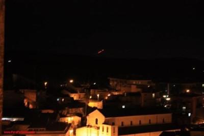 Spettacolare eruzione dell’Etna con alte esplosioni visibili da Siracusa a oltre lo Stretto