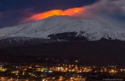 Spettacolare eruzione dell’Etna con alte esplosioni visibili da Siracusa a oltre lo Stretto