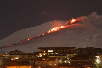 Spettacolare eruzione dell’Etna con alte esplosioni visibili da Siracusa a oltre lo Stretto