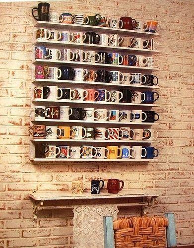 non sapete dove mettervele, le tazze? una mensolina e via.. e poi un'altra, e un'altra ancora... the mug collector!