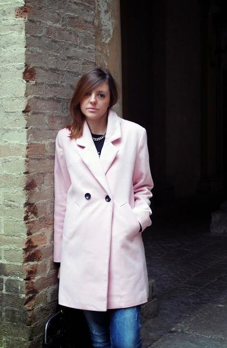 Outfit: idea per indossare un cappotto rosa