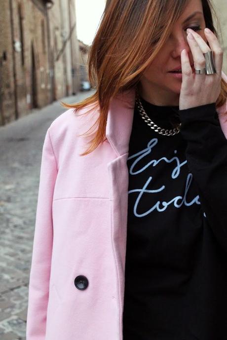 Outfit: idea per indossare un cappotto rosa