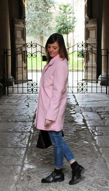 Outfit: idea per indossare un cappotto rosa