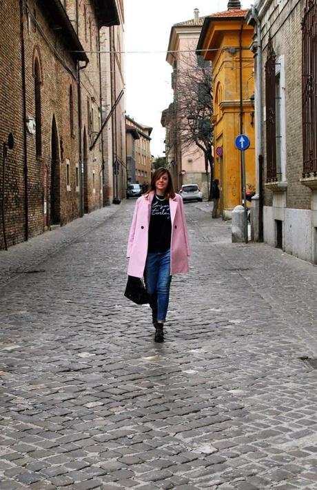 Outfit: idea per indossare un cappotto rosa