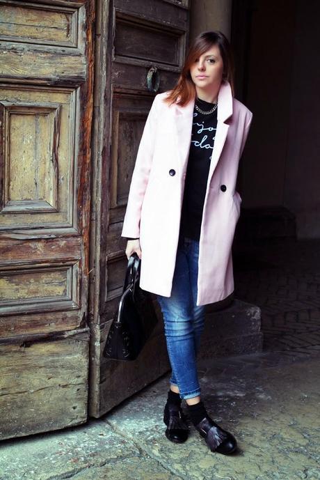 Outfit: idea per indossare un cappotto rosa