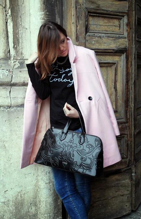 Outfit: idea per indossare un cappotto rosa