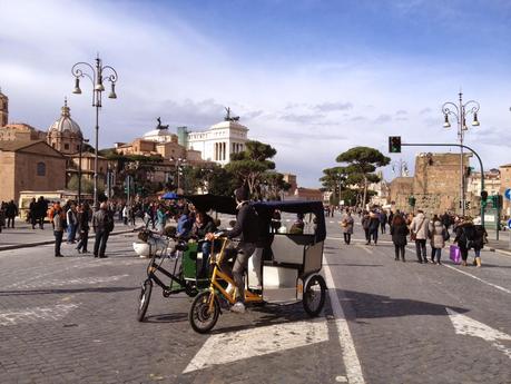 L'assurdità dei risciò ai Fori Imperiali (e non solo). Un problema che la città fa finta di non vedere. Ecco perché insistiamo