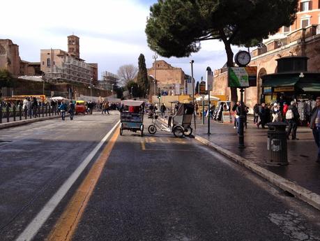 L'assurdità dei risciò ai Fori Imperiali (e non solo). Un problema che la città fa finta di non vedere. Ecco perché insistiamo