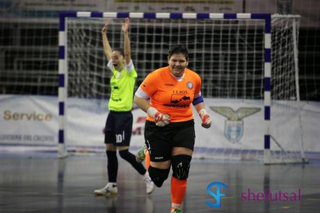 Veronica Menichelli, portiere dell'Olipmus, subito dopo aver segnato un gol al PMB Futsal