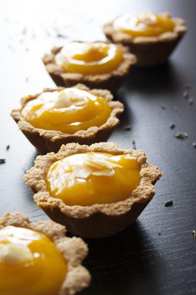 Crostatine alle mandorle con crema di mango