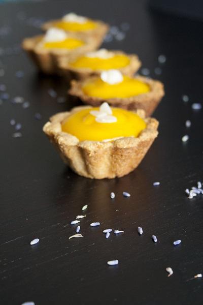 Crostatine alle mandorle con crema di mango