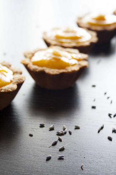 Crostatine alle mandorle con crema di mango