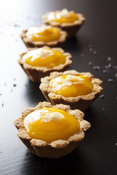 Crostatine alle mandorle con crema di mango