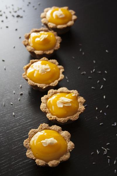 Crostatine alle mandorle con crema di mango