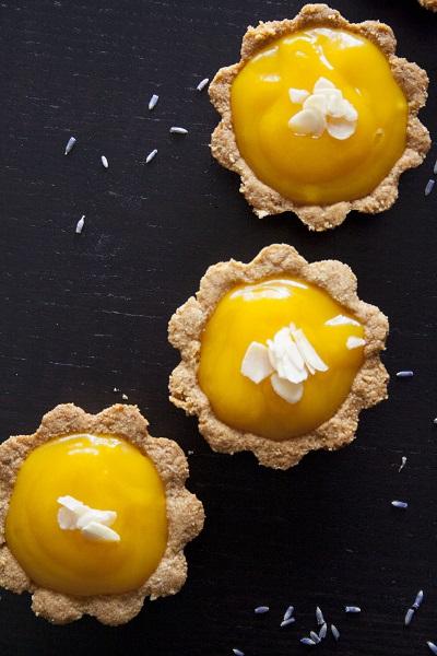 Crostatine alle mandorle con crema di mango