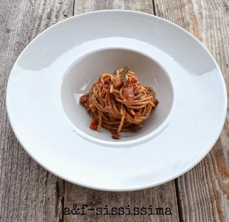 spaghetti con olive nere e guanciale croccante