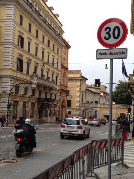 Tutto lo schifo che Sergio Mattarella potrà vedere nel percorso di insediamento da Montecitorio al Quirinale passando per Piazza Venezia. Quaranta immagini per mettere in guardia il Presidente