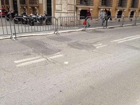 Tutto lo schifo che Sergio Mattarella potrà vedere nel percorso di insediamento da Montecitorio al Quirinale passando per Piazza Venezia. Quaranta immagini per mettere in guardia il Presidente