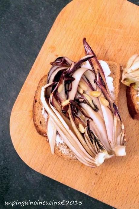 Crostoni con radicchio trevigiano IGP, miele d'acacia e pinoli