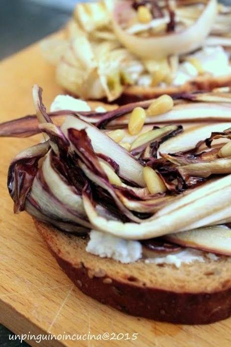 Crostoni con radicchio trevigiano IGP, miele d'acacia e pinoli