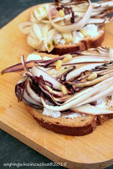 Crostoni con radicchio trevigiano IGP, miele d'acacia e pinoli