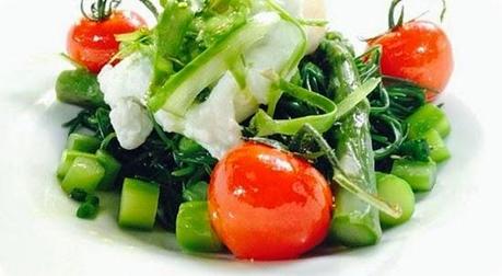 Insalatina di asparagi e agretti con uova in camicia