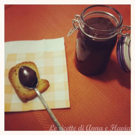 Crema alle nocciole aromatizzata alle mandorle