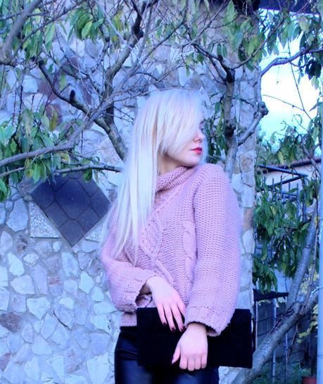 Un maglione rosa caldissimo outfit pantaloni di pelle Teresa Morone blogger italiane pelle pallida