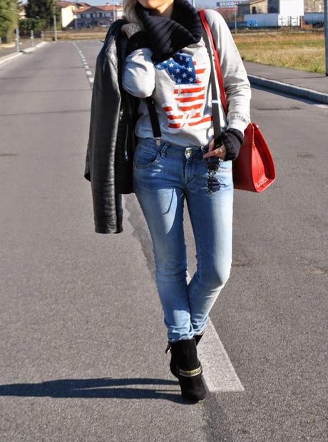 outfit jeans tacchi e giacca nera di pelle outfit felpa mickey mouse felpa topolino felpa mango jeans fornarina outfit jeans skinny outfit borsa rossa abbinamenti borsa rossa outfit jeans e tacchi come abbinare jeans e tacchi outfit invernali outfit febbraio 2015 outfit casual invernali mariafelicia magno colorblock by felym mariafelicia magno fashion blogger come abbinare la giacca in pelle nera abbinamenti felpa outfit scalda collo outfit borsa rossa outfit stivali buffalo orologio gufo italy orologio in legno winter outfits sweatshirt outfit how to wear sweatshirt skinny jeans how to wear skinny jeans how to wear red bag outfit red bag skinny jeans outfit red bag outfit mango sweatshirt mickey mouse sweatshirt buffalo boots how to wear jeans and heels casual winter outfits fashion bloggers italy italian fashion bloggers blonde hair blonde girls 