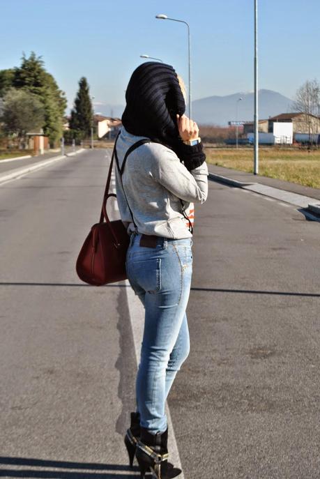 outfit jeans tacchi e giacca nera di pelle outfit felpa mickey mouse felpa topolino felpa mango jeans fornarina outfit jeans skinny outfit borsa rossa abbinamenti borsa rossa outfit jeans e tacchi come abbinare jeans e tacchi outfit invernali outfit febbraio 2015 outfit casual invernali mariafelicia magno colorblock by felym mariafelicia magno fashion blogger come abbinare la giacca in pelle nera abbinamenti felpa outfit scalda collo outfit borsa rossa outfit stivali buffalo orologio gufo italy orologio in legno winter outfits sweatshirt outfit how to wear sweatshirt skinny jeans how to wear skinny jeans how to wear red bag outfit red bag skinny jeans outfit red bag outfit mango sweatshirt mickey mouse sweatshirt buffalo boots how to wear jeans and heels casual winter outfits fashion bloggers italy italian fashion bloggers blonde hair blonde girls 