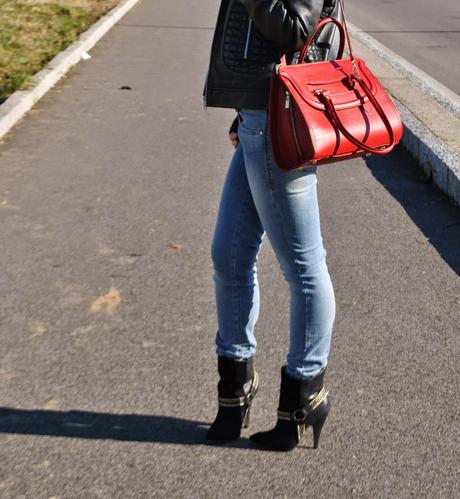 outfit jeans tacchi e giacca nera di pelle outfit felpa mickey mouse felpa topolino felpa mango jeans fornarina outfit jeans skinny outfit borsa rossa abbinamenti borsa rossa outfit jeans e tacchi come abbinare jeans e tacchi outfit invernali outfit febbraio 2015 outfit casual invernali mariafelicia magno colorblock by felym mariafelicia magno fashion blogger come abbinare la giacca in pelle nera abbinamenti felpa outfit scalda collo outfit borsa rossa outfit stivali buffalo orologio gufo italy orologio in legno winter outfits sweatshirt outfit how to wear sweatshirt skinny jeans how to wear skinny jeans how to wear red bag outfit red bag skinny jeans outfit red bag outfit mango sweatshirt mickey mouse sweatshirt buffalo boots how to wear jeans and heels casual winter outfits fashion bloggers italy italian fashion bloggers blonde hair blonde girls 