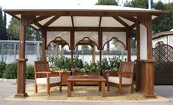 Gazebo in legno arredato