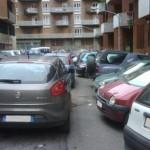 Legittima la condanna a 30 giorni di carcere per chi parcheggia l’auto al’interno del cortile condominiale impedendo l’uscita del veicolo di un altro condomino