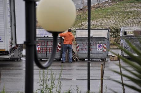 La costante dei rifiuti abbandonati a terra...